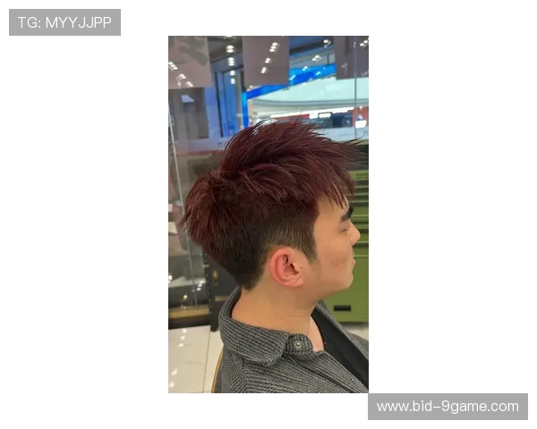 足球明星鲨鱼鳍发型引领潮流成为赛场新风尚